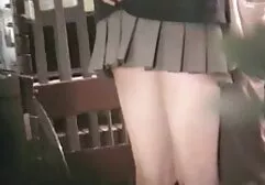 Die kurvige Blondine sinkt auf die Knie, um zwei Schwänze gleichzeitig zu lutschen deutsche freie pornofilme