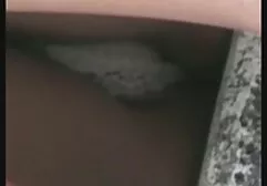 Brünette mit schönen Titten saugt den großen Schwanz des weißen freie kostenlose pornos Kerls im Freien und fickt dann