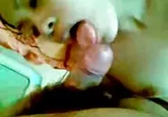 Erdnussbutter wird aus ihrer Muschi und ihrem nackten Bier freie perverse pornos gegessen